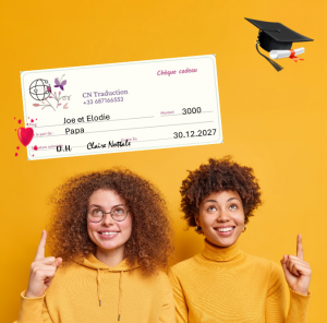2 etudiantes enthousiastes montrent le chèque cadeau qui les aidera à obtenir le diplôme.