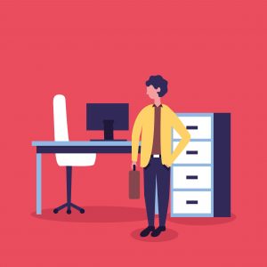 emplyé devant son bureau bien rangé